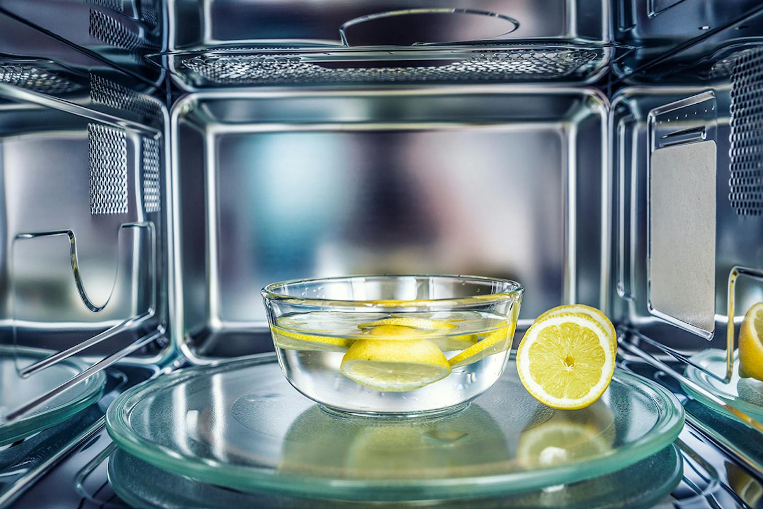 Rengöring av mikrovågsugn med citron Att rengöra mikrovågsugnen med citronskivor är superenkelt och miljövänligt.